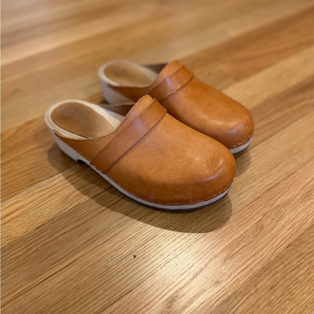 Bryr Tan Leather Clogs